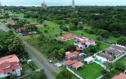 House in Coronado with a Pool and 1000m2 land close to the beach