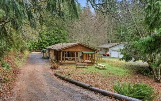 Cozy Log Home Near Lake Cushman in Mason County