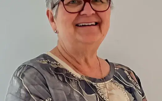 agent profile picture for Debbie Holmes on coastal properties website