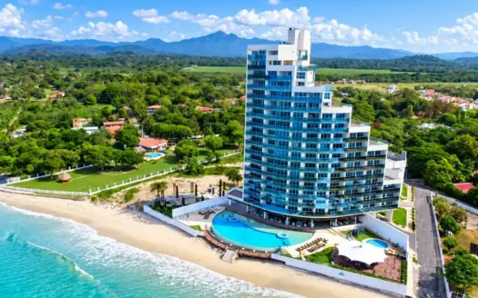 Luxury Remodeled Beachfront Condo Ocean Waves | Nueva Gorgona