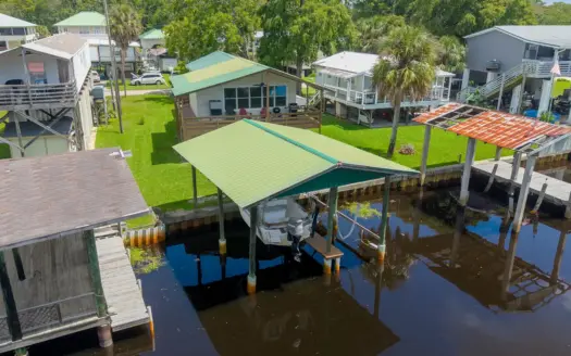 Home in Suwannee, FL on Fresh Water Canal with Boat House
