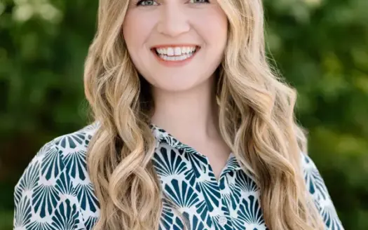 agent profile picture for Courtney Bloom on golf properties website