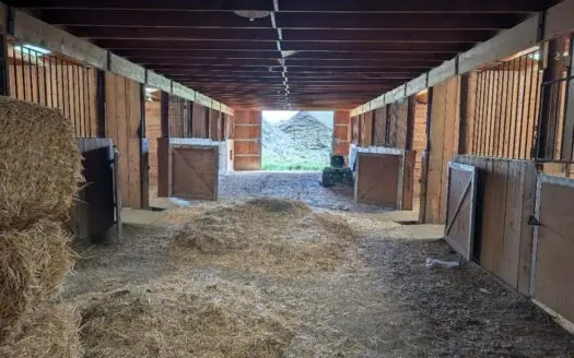 Horse Barn 25 Acres City Water Outbuildings