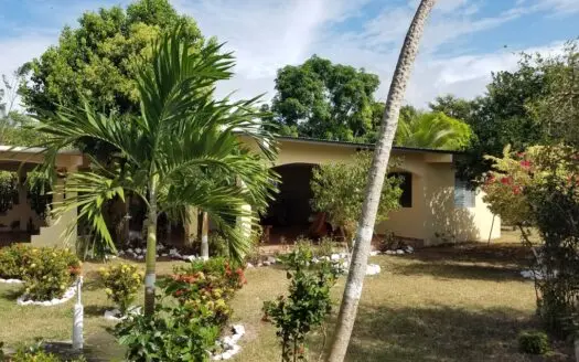 1.4 hectares lot with a country house in Rio Hato, Panamá