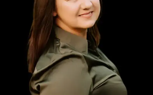 agent profile picture for Rebecca Young on horse properties website