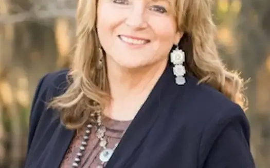 agent profile picture for Vicki Foley on horse properties website