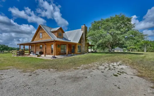 Country home on over 2 acres between Brenham and Navasota