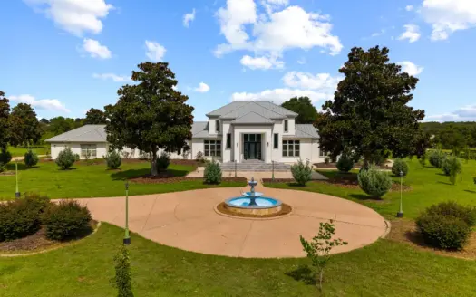 A Grand Equestrian Estate Where Luxury, Space, and Serenity Conve