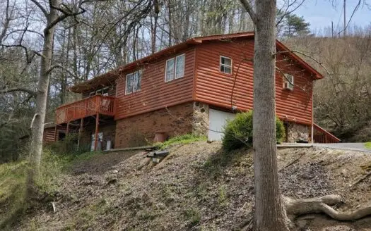 Lovely Log Home for Sale in Breaks Va