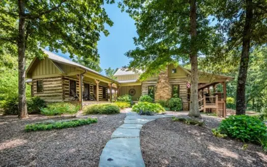 Historic Lakefront Home / Cleveland, Ga