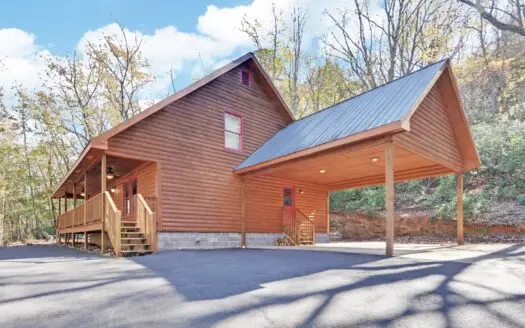 Log Cabin near Helen and Lake Burton in Blue Ridge Foothills