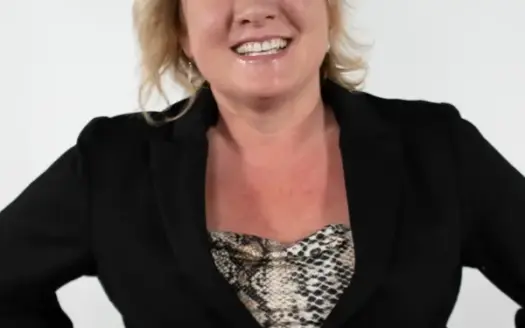 agent profile picture for Vicki Peters on log homes website