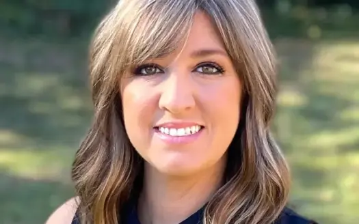 agent profile picture for Amy Tabor on log homes website