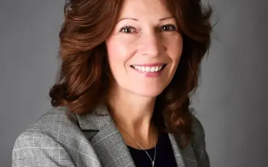 agent profile picture for Sharon Baisley on log homes website