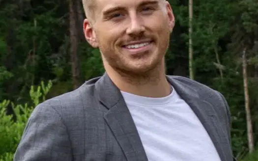 agent profile picture for Trent Buchanan on log homes website