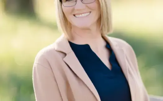 agent profile picture for Mindy Lawrence on log homes website