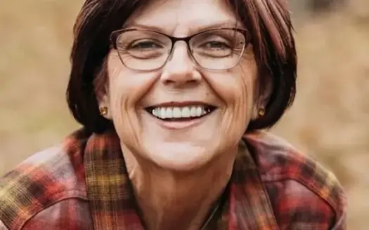 agent profile picture for Debra Schilling Smith on log homes website