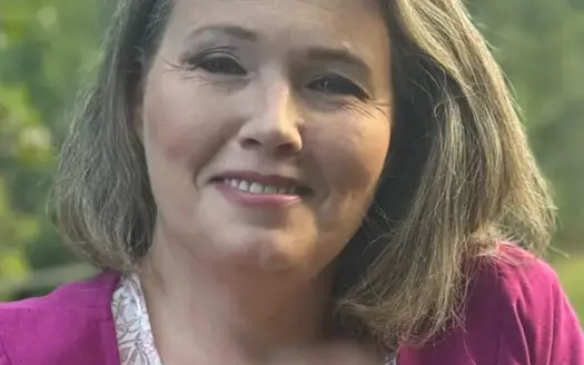 agent profile picture for Angela Allen on log homes website