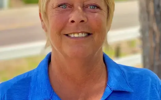 agent profile picture for Elizabeth Jones on log homes website