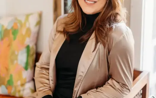 agent profile picture for Kristen McBeth on log homes website
