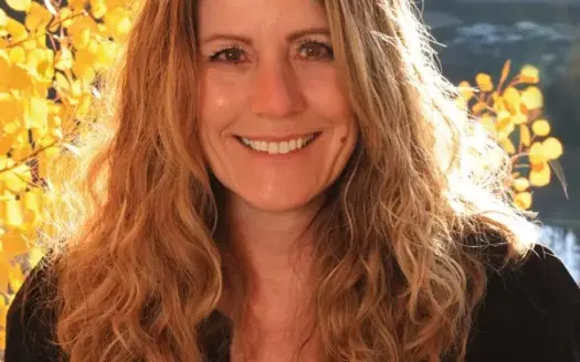 agent profile picture for Julie Piland on log homes website