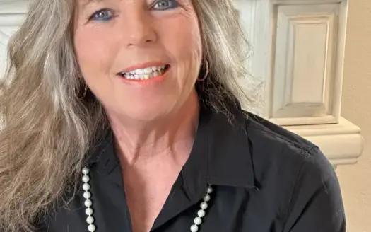 agent profile picture for Melanie Caton on log homes website
