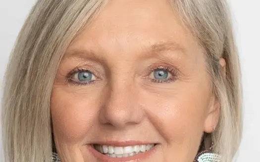 agent profile picture for Glenda Bunch on log homes website