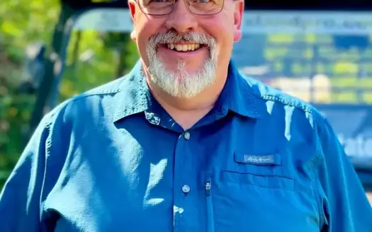 agent profile picture for Kelly Johnson on log homes website