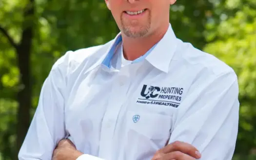 agent profile picture for Joseph Nawrot on log homes website