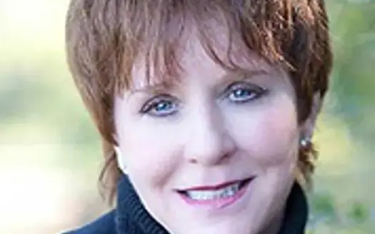 agent profile picture for Darali Mixon on log homes website