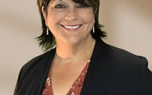 agent profile picture for Tammy Tisland on log homes website