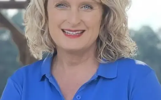 agent profile picture for Angie Gallaher on log homes website