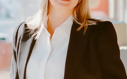 agent profile picture for Barbara Mate on log homes website