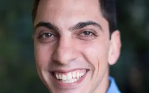 agent profile picture for Abram Akradi on log homes website