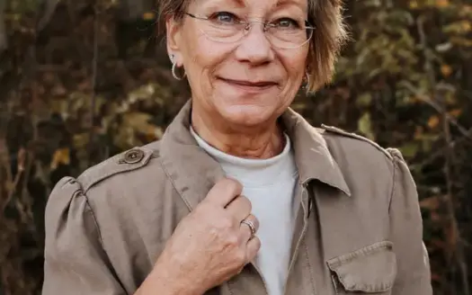 agent profile picture for Tina Marshall on log homes website