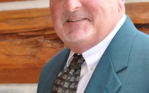 agent profile picture for Bruce MacGregor on log homes website