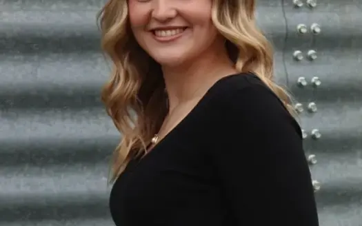agent profile picture for Anna Degerstrom on log homes website