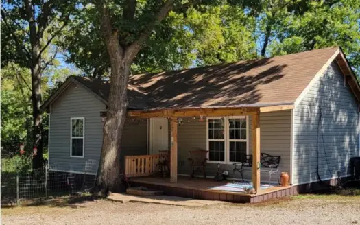 Rustic Cabin Near Tanglewood Lake for Sale in La Cygne, KS