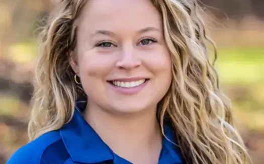 agent profile picture for Elizabeth Hinson on log homes website