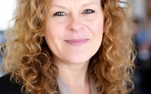agent profile picture for Lena Fiske on log homes website