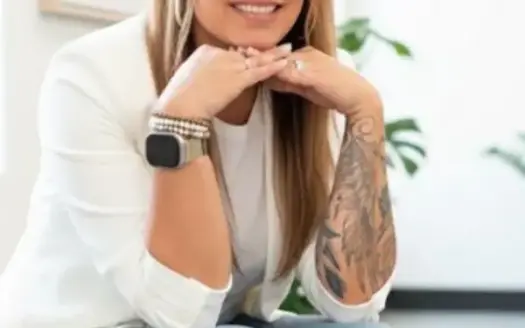 agent profile picture for Gyneth Bayona on luxury homes website