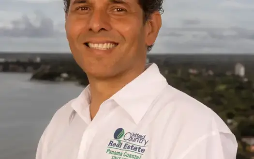 agent profile picture for Roberto Diaz on luxury homes website