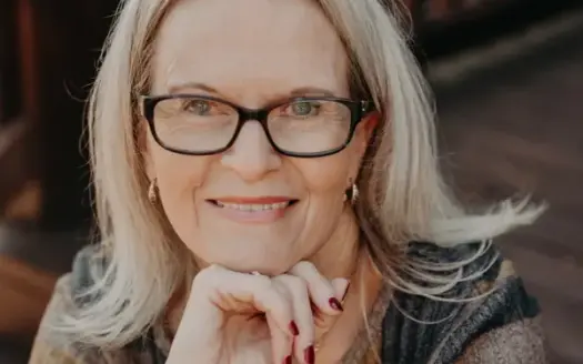agent profile picture for Stacey Foskey on luxury homes website