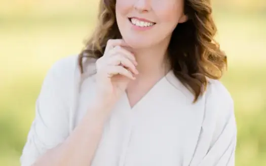 agent profile picture for Alexis Davis on luxury homes website