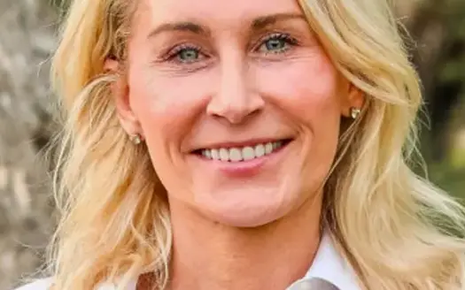 agent profile picture for Cindi DuBois on luxury homes website