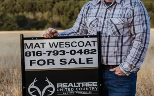 agent profile picture for Mathew Wescoat on luxury homes website