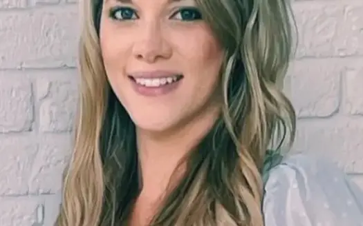 agent profile picture for April McFarland on luxury homes website