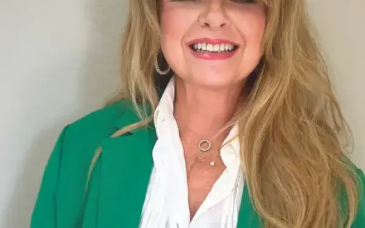 agent profile picture for Julie Johns on luxury homes website