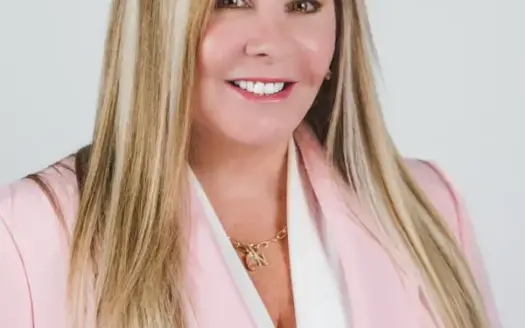 agent profile picture for Niki Thomas-Schnyder on luxury homes website