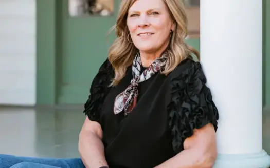 agent profile picture for Carrie Hanlin on luxury homes website